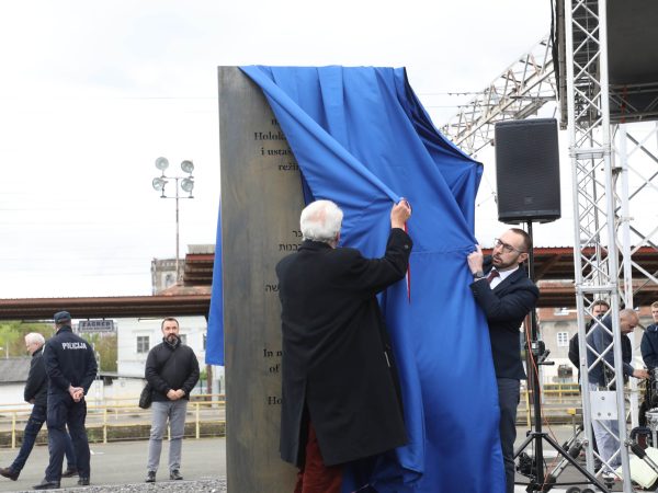 Zagreb, 27.4.2022.- U povodu Dana stradanja i junatva idovskog naroda (Jom haoa), ispred zgrade Hrvatske pote na Glavnom kolodvoru otkriven je spomenik rtvama Holokausta i ustakog reima. Na slici preivjeli zatoèenik koncentracijskog logora u Auschwitzu Oleg Mandiæ i zagrebaèki gradonaèelnik Tomislav Tomaeviæ.
foto HINA/ Lana SLIVAR DOMINIÆ/ ua