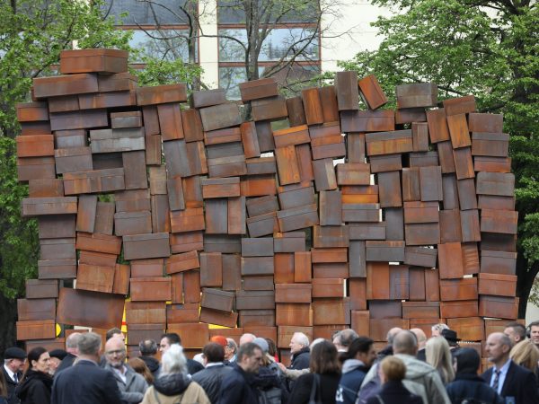 Zagreb, 27.4.2022.- U povodu Dana stradanja i junatva idovskog naroda (Jom haoa), ispred zgrade Hrvatske pote na Glavnom kolodvoru otkriven je spomenik rtvama Holokausta i ustakog reima.
foto HINA/ Lana SLIVAR DOMINIÆ/ ua