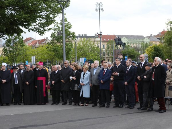 Zagreb, 27.4.2022.- U povodu Dana stradanja i junatva idovskog naroda (Jom haoa), ispred zgrade Hrvatske pote na Glavnom kolodvoru otkriven je spomenik rtvama Holokausta i ustakog reima.
foto HINA/ Lana SLIVAR DOMINIÆ/ ua