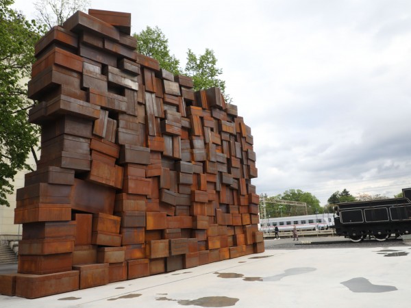 Zagreb, 27.4.2022.- U povodu Dana stradanja i junatva idovskog naroda (Jom haoa), ispred zgrade Hrvatske pote na Glavnom kolodvoru otkriven je spomenik rtvama Holokausta i ustakog reima.
foto HINA/ Lana SLIVAR DOMINIÆ/ ua