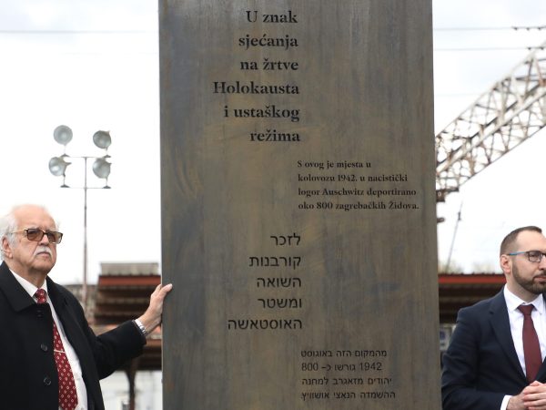 Zagreb, 27.4.2022.- U povodu Dana stradanja i junatva idovskog naroda (Jom haoa), ispred zgrade Hrvatske pote na Glavnom kolodvoru otkriven je spomenik rtvama Holokausta i ustakog reima. Na slici preivjeli zatoèenik koncentracijskog logora u Auschwitzu Oleg Mandiæ i zagrebaèki gradonaèelnik Tomislav Tomaeviæ. foto HINA/ Lana SLIVAR DOMINIÆ/ lsd