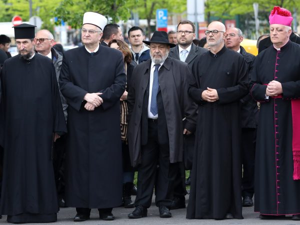 Zagreb, 27.4.2022.- U povodu Dana stradanja i junatva idovskog naroda (Jom haoa), ispred zgrade Hrvatske pote na Glavnom kolodvoru otkriven je spomenik rtvama Holokausta i ustakog reima. foto HINA/ Lana SLIVAR DOMINIÆ/ lsd