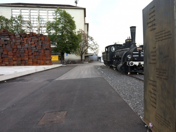 Zagreb, 27.4.2022.- U povodu Dana stradanja i junatva idovskog naroda (Jom haoa), ispred zgrade Hrvatske pote na Glavnom kolodvoru otkriven je spomenik rtvama Holokausta i ustakog reima. foto HINA/ Lana SLIVAR DOMINIÆ/ lsd
